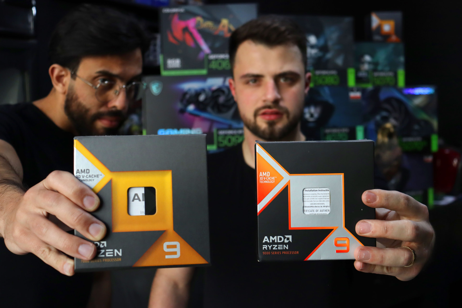 Equipe da PC Upgrade mostrando processadores AMD Ryzen na loja