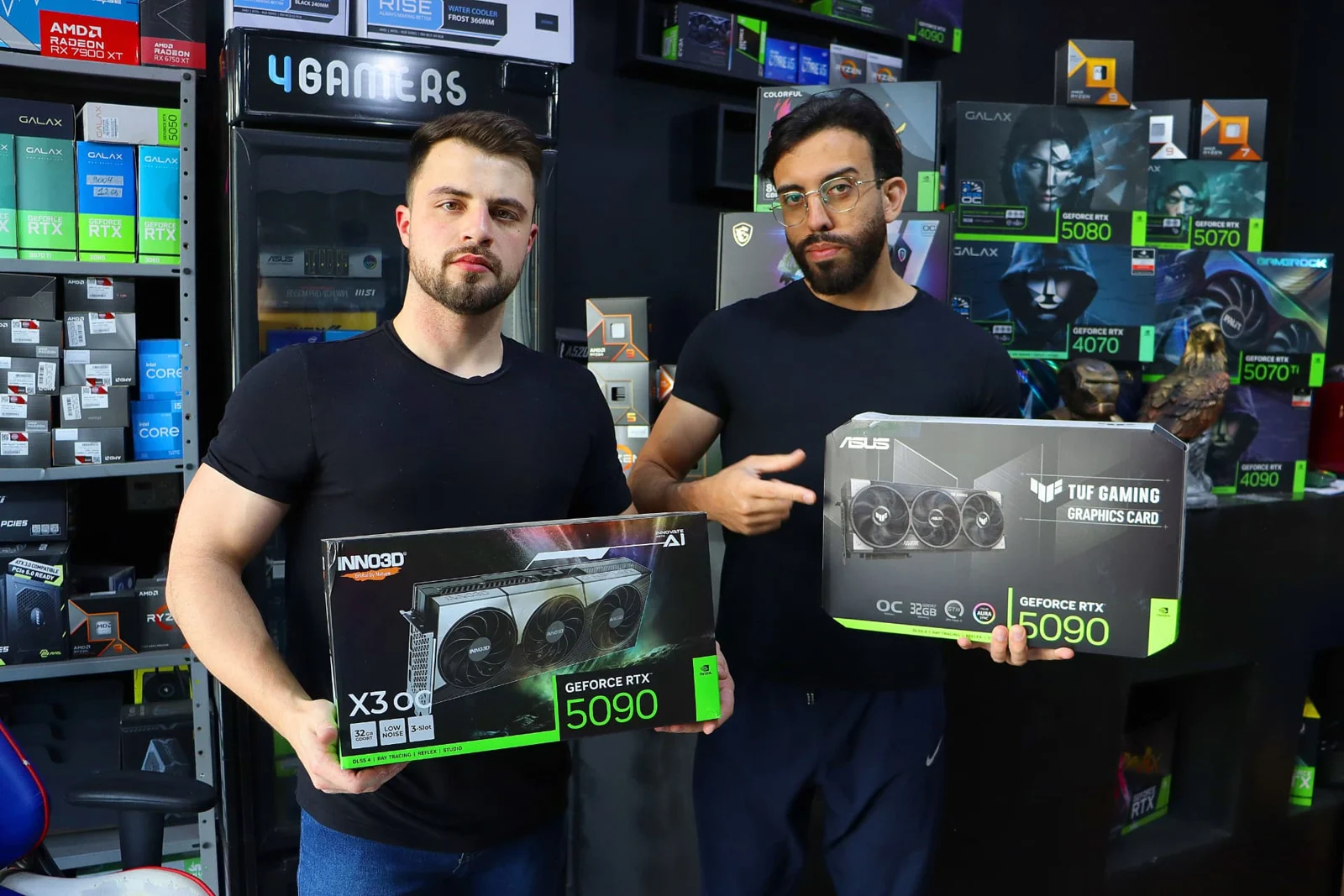 Equipe da loja com placas de vídeo GeForce RTX 5090