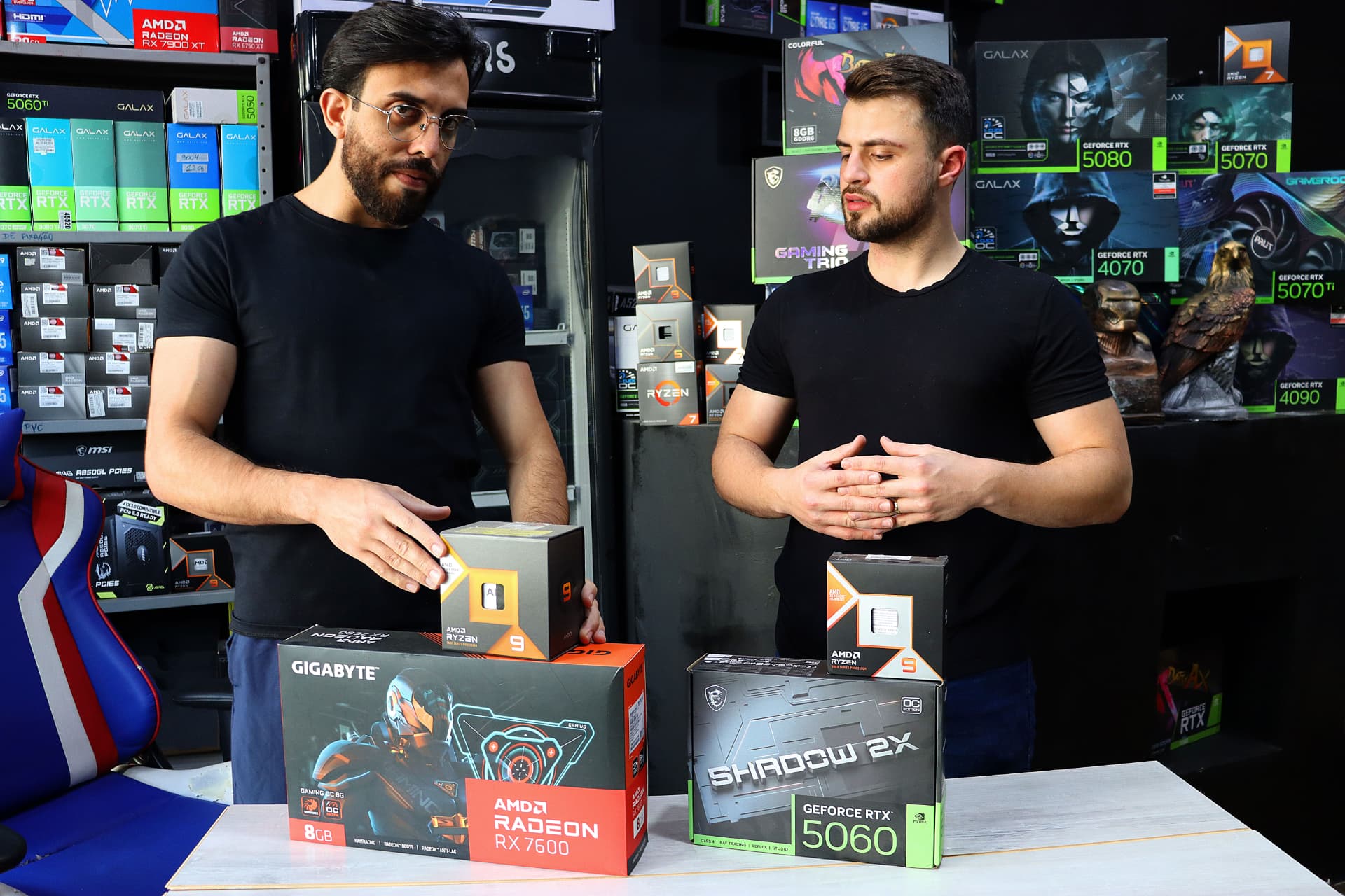 Equipe da PC Upgrade apresentando processadores e placas de vídeo na loja