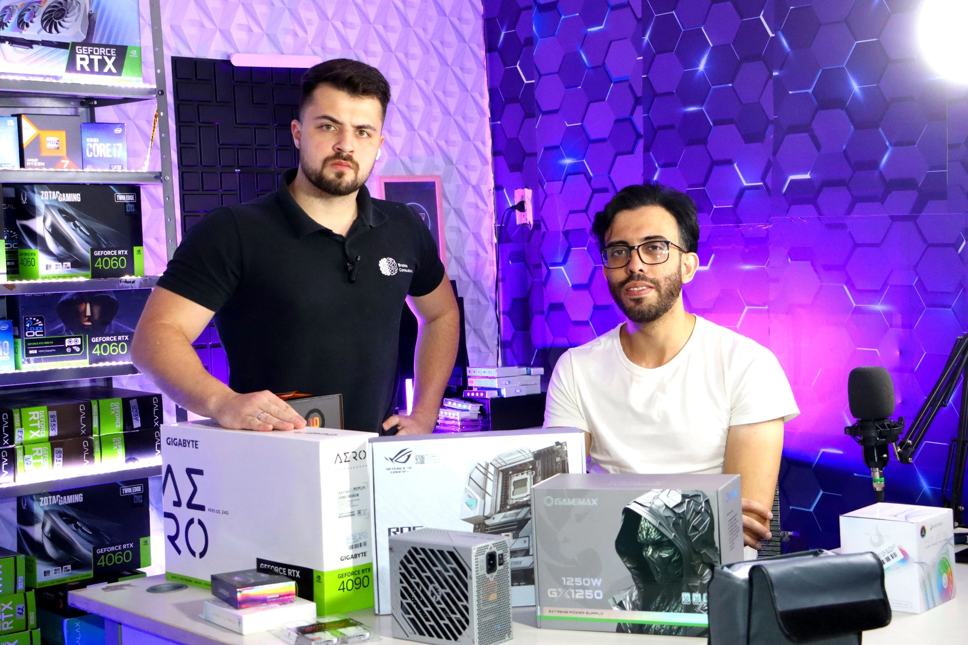 Equipe Elite Computadores apresentando hardware